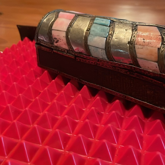 MULTI COLOURED STONE AND WOOD BOX - Picture 8 of 11